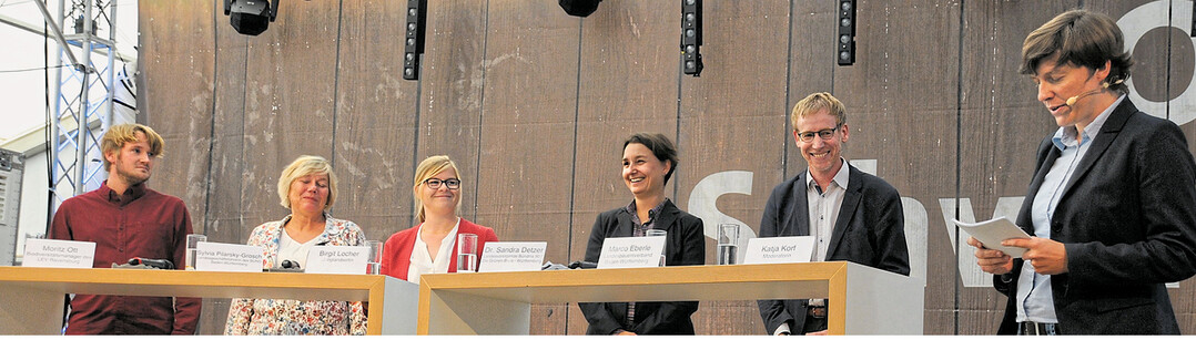 Wie geht es weiter mit dem Volksbegehren (v. r.): Moderatorin Katja Korf, landespoli tische Korrespondentin der Schw�bischen Zeitung; Marco Eberle, Fachreferent im Landesbauernverband in Baden-W�rttemberg; Dr. Sandra Detzer, Landesvorsitzen de Die Gr�nen; Birgit Locher, Landwirtin und Obstb�uerin; Sylvia Pilarsky-Grosch, Landesgesch�ftsf�hrerin im BUND Baden-W�rttemberg und Moritz Ott; Biodiversit�t sberater im Landkreis Ravensburg.