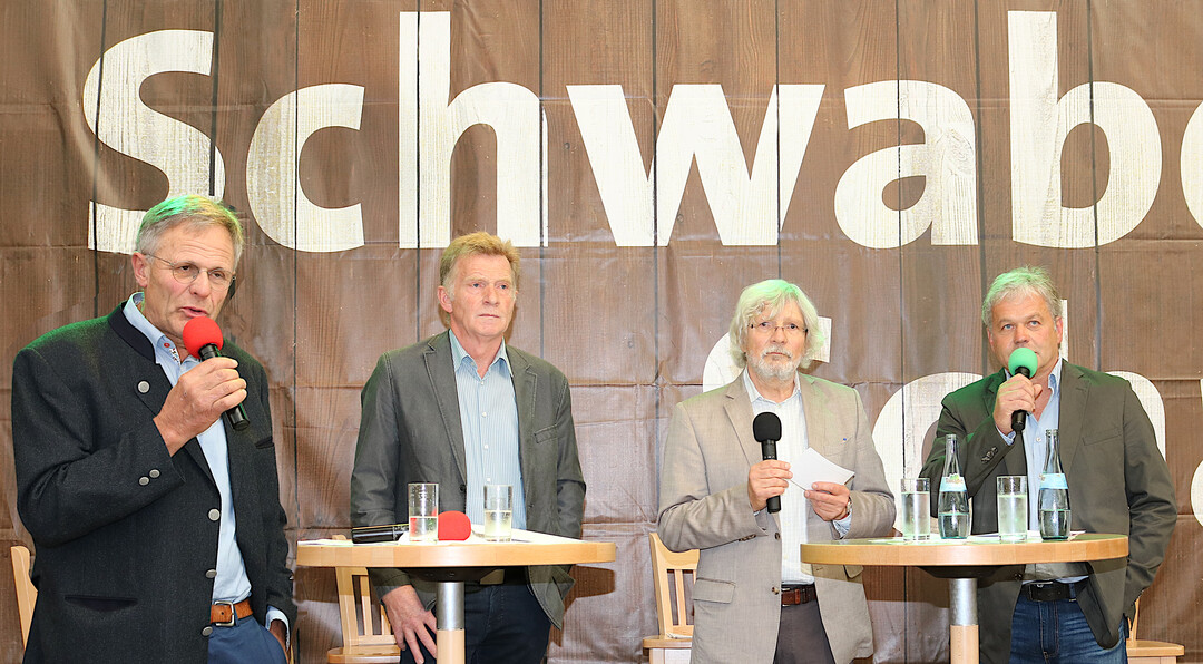 Podiumsgespr�ch zu den Sorgen der b�uerlichen Familienbetriebe (v. l.): LBV-Vizepr�sident Gerhard Glaser, Land- und Forstwirt Eugen Haberer aus Schenkenzell, Moderator Eberhard St�mpfle, stv. Chefredakteur BWagrar, und Thomas Heilig, Obsterzeuger und Vorsitzender der Obstregion Bodensee.