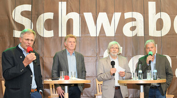 Podiumsgespr�ch zu den Sorgen der b�uerlichen Familienbetriebe (v. l.): LBV-Vizepr�sident Gerhard Glaser, Land- und Forstwirt Eugen Haberer aus Schenkenzell, Moderator Eberhard St�mpfle, stv. Chefredakteur BWagrar, und Thomas Heilig, Obsterzeuger und Vorsitzender der Obstregion Bodensee.