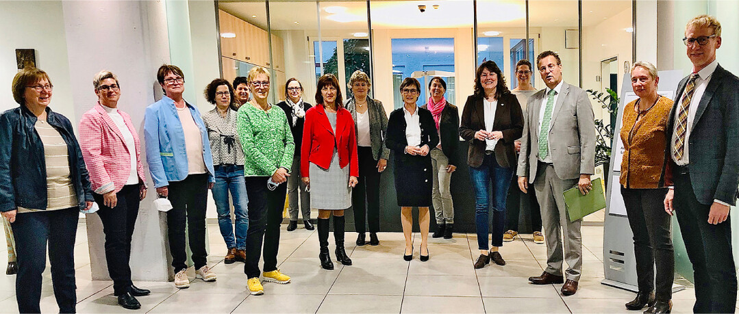 Die Vertreterinnen der Landfrauenverb�nde mit Minister Peter Hauk (3. v. r.) und dem Hauptgesch�ftsf�hrer des Landesbauernverbandes in Baden-W�rttemberg, Marco Eberle (r.).