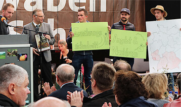 Mit Kritik an der Politik der EU-Kommission sparten die Junglandwirte bei ihrer Einlage nicht. Sie gaben Norbert Lins das Bild eines reich ausgeschm�ckten Erntedankaltars mit auf den Weg.