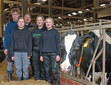 Bernd Clausen (hinten) mit seinem Stallteam: (v. r.) T�chter Laura (18), Hanna (15), Jana (13) und Neffe Bennet Schmeelk (17).