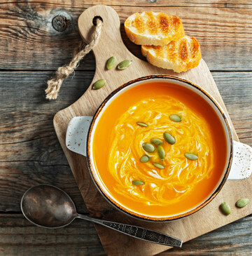 Kürbissuppe mit Orange und Ingwer Zutaten 500 g Kürbis 1 Zwiebel 5-10 g Ingwer (nach Geschmack) 1 Karotte 200 ml Orangensaft 400 ml Gemüsebrühe 100 g Sahne Öl, zum Anbraten Salz und Pfeffer Zubereitung Den Kürbis wenn nötig schälen (bei Hokkaido ist das nicht nötig) und würfeln. Zwiebel und Karotte putzen und in kleine Würfel schneiden. Frischen Ingwer schälen und am besten fein reiben. Das Öl in einem großen Topf erhitzen und die Kürbisstücke leicht anbraten, Zwiebel und Karotte zufügen und anschwitzen. Ingwer zugeben und mit Gemüsebrühe und Orangensaft ablöschen. Auf kleiner Stufe circa 20 bis 25 Minuten garen, bis alles weich ist. Die stückige Suppe pürieren und mit Salz und Pfeffer abschmecken. Jetzt die Sahne unterrühren und servieren. Wer möchte, kann geröstete Kürbiskerne und etwas Crème fraîche über die Suppe geben. Dazu passt ein helles, krosses Brot. mi