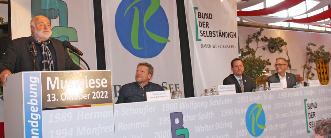 Auf der Muswiese hatte Rezzo Schlauch (l.) einige unbequeme Botschaften im Gep�ck. Auf dem Podium rechts von ihm Darius Kowalik, BDS-Vorsitzender Rot am See, B�rgermeister Dr. Sebastian Kampe und Pr�sident Jan Dietz vom BDS-Landesverband.