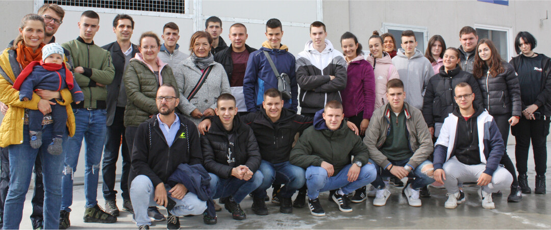 Besuchergruppe aus der Vojvodina zusammen mit Betriebsleiterehepaar Thomas und Silvia Wenzel (l.), Christian B�hler vom Regierungspr�sidium Stuttgart (3. Reihe 3. v. l.) und Sandra Haug (3. Reihe 4. v. r.) vom Landwirtschaftsamt im Hohenlohekreis.