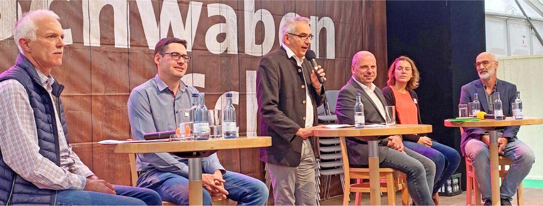 (v. l.) Landwirt Wilhelm Heine; Markus Kreh, Landwirtschaftsamt Ravensburg;Moderator Albrecht Siegel, Leiter Landwirtschaftsamt Ravensburg; Martin Hahn, MdL; Tanja Westernacher, Biotopverbund-Managerin/ Landschaftserhaltungsverband und Martin Wei�, Biolandberatung.