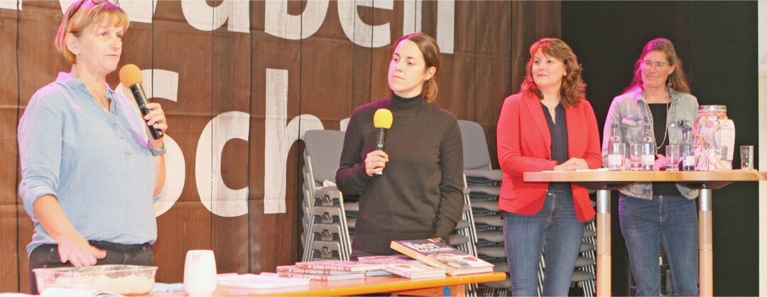 Beim Tag der Landfrau informierte die Ulmer-Buchautorin Valesa Schell (l.) im Gespr�ch mit Bildungsreferentin Lisa Lorenz (2. v. l.) �ber das Backen von No-knead-Broten. Pr�sidentin Juliane Vees stellt Carolin Dietz (r.) vor, die in diesem Jahr zur Unternehmerin des Jahres gew�hlt wurde.