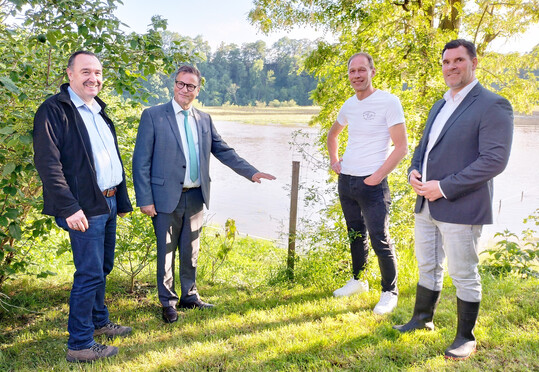 Landwirtschaftsminister Peter Hauk (2. v. l.) hat sich auf dem Betrieb von Peter Keirath (2. v. r.) ein Bild von den Hochwassersch�den durch die �berflutete Donau gemacht. Bei dem Vor-Ort-Termin mit dabei waren Dr. Claus-Ulrich Honold (l.), Leiter des Ulmer Landwirtschaftsamtes, und Martin Kr�mer, B�rgermeister von Obermarchtal.