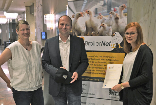 Stefan Teepker erhielt den Broilernet-Preis. im Bild: v.l. Karin von Deylen (FLI), Stefan Teepker, Julia Malchow (FLI).