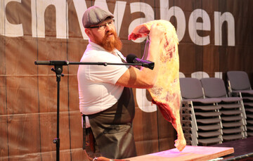 Schauzerlegung: Metzgermeister und Fleischsommelier Philipp Sontag m�chte mit seinen Auftritten erreichen, dass die Landwirtschaft weiterhin bodenst�ndig betrieben wird und sich so gut es geht in der Region h�lt. Er spricht �ber Fleisch und �ber Anatomie, weil er glaubt, dass viele Menschen das Fleisch nicht mehr als das verstehen, was es eigentlich ist.