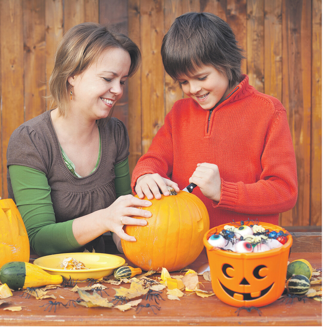 Diese in Handarbeit gefertigte "Kugelleuchte", mit lachendem Gesicht oder grimmiger Fratze, wird jetzt, wenn es abends schon bald dunkel wird, eine h�bsche Lichtquelle am Hauseingang.