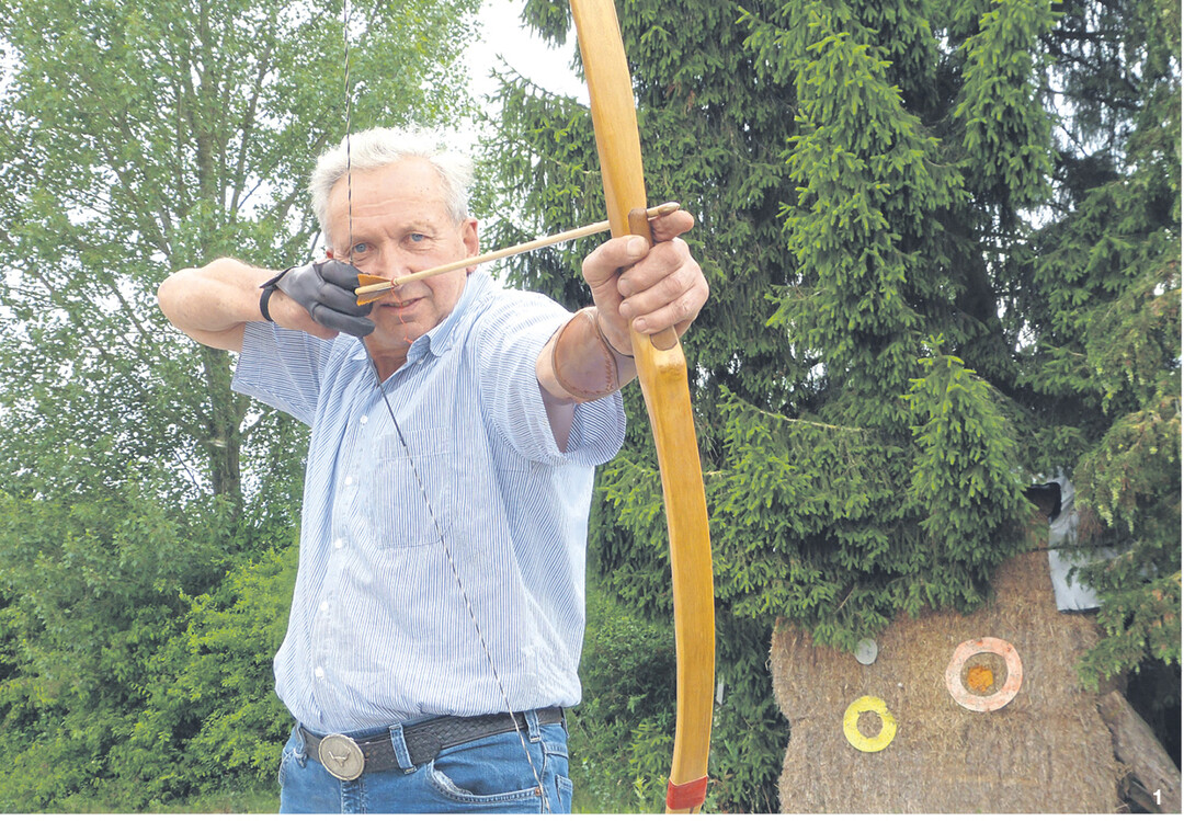 Sportsch�tze Hermann Frenz mit Arm- und Fingerschutz an seinem Schie�stand.