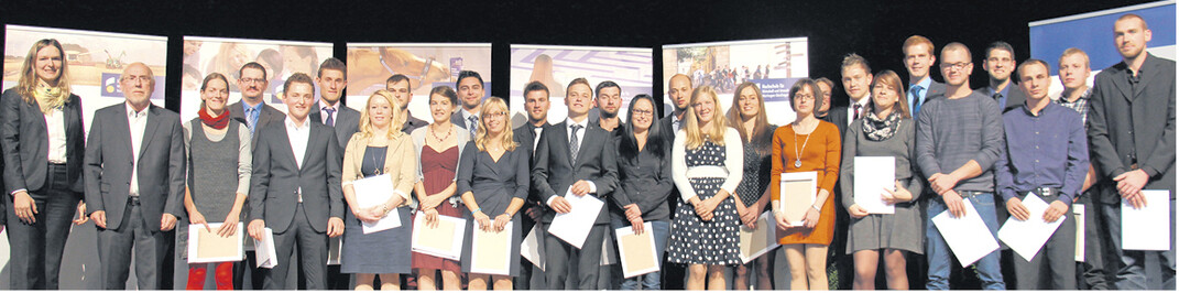 Die Absolventinnen und Absolventen der Agrarwirtschaft mit Ehrensenator Josef Martin (2. v. l.).