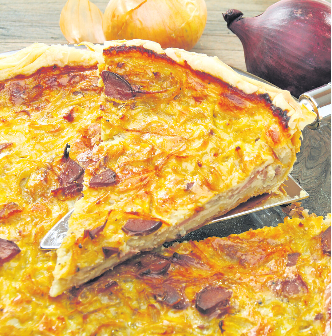 Jetzt ist Zwiebelkuchen-Zeit. Einen salzigen Hefeteig herstellen, entsprechend f�r ein rundes oder viereckiges Blech. F�r den Belag werden ben�tigt: 1 kg Zwiebeln, 4 Eier, 1 Becher Sauerrahm oder s��e Sahne, 80 g Mehl, 1 Teel�ffel Salz. Die kleingehackten Zwiebeln in 80 Gramm Butter gut d�mpfen, dann sind sie besser verdaulich. Oder den Belag zum Schluss mit reichlich K�mmel w�rzen. Die abgek�hlten Zwiebeln mit den �brigen Belagzutaten mischen, nach Belieben k�nnen auch Speckw�rfel dazu, auf den ausgewellten Hefeboden geben und ab in den Ofen f�r etwa 50 Minuten bei 175 Grad.