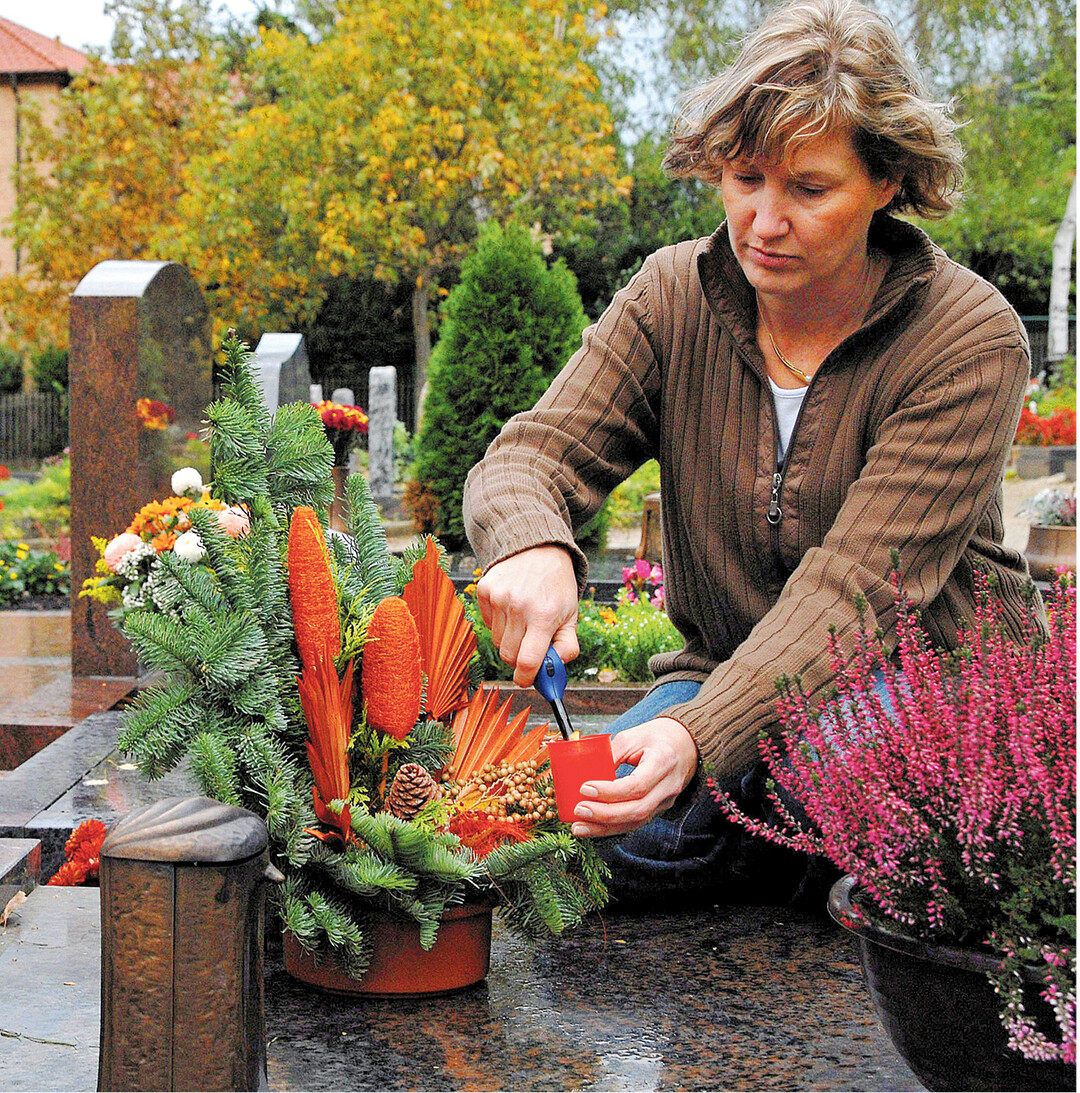 Einen Tag nach Allerheiligen, dem 1. November, an dem der Heiligen gedacht wird, folgt am 2. November der Allerseelen-Tag zum Gedenken aller Toten und deren Seelen. Dazu werden meist schon am Vortag die Gr�ber der Verstorbenen geschm�ckt. Nur in f�nf katholisch gepr�gten Bundesl�ndern ist Allerheiligen noch ein gesetzlicher Feiertag.