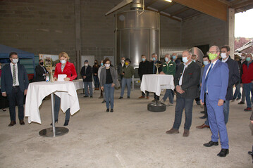 Agrarministerin Kl�ckner (l.) mit ihrem Amtskollegen im Land Peter Hauk und den Teilnehmern des Besuchsprogramms in der Hofscheune Mechler mit der neuen Gr�nkerndarre im Hintergrund. 