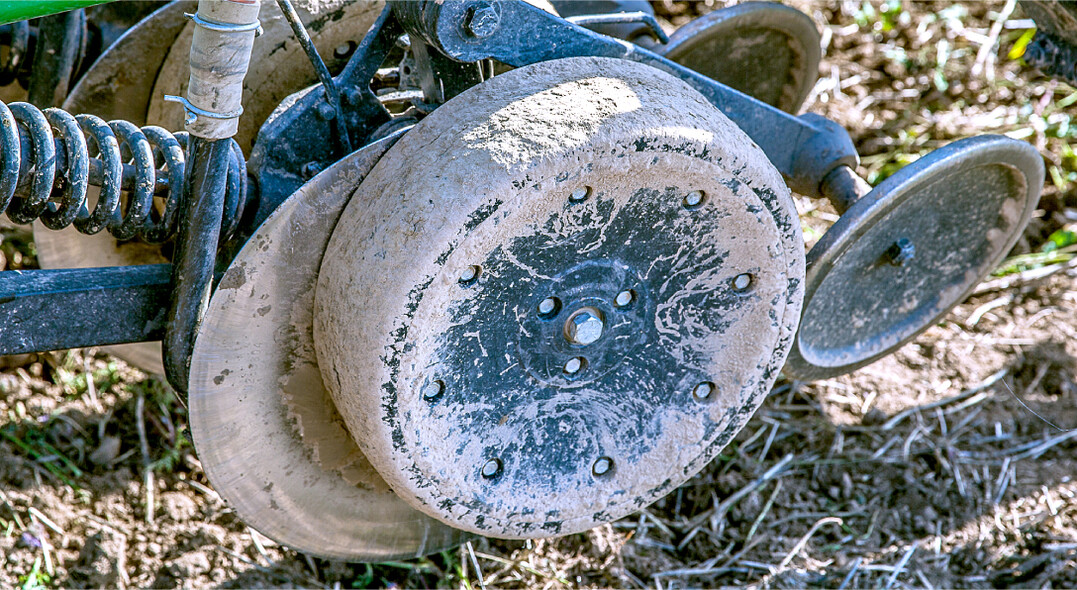 Direktsaatmaschinen mit Scheibenscharen bewegen nur sehr wenig Boden bei der Aussaat.