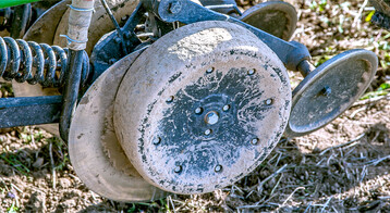 Direktsaatmaschinen mit Scheibenscharen bewegen nur sehr wenig Boden bei der Aussaat.