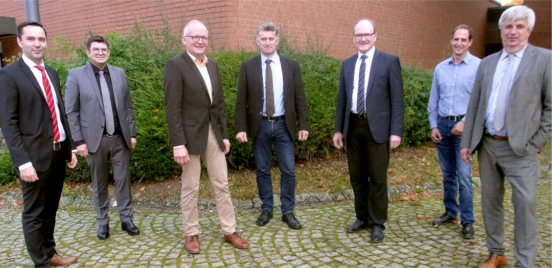 Wollen sich f�r die Belange der hiesigen Schweinez�chter einsetzen  das Vorstandsteam von German Genetic und Schweinezuchtverband (v. l.): Dr. Raffael Wesoly, Besamungsunion Schwein, Bereichsleiter Ostdeutschland, Albrecht Weber, erster Zuchtleiter German Genetic, die SZV-Vizepr�sidenten Rainer M�ller und J�rgen Rohwer, SZV-Pr�sident Hans-Benno Wichert, Tobias Peter, beratendes Vorstandsmitglied, und SZV/German Genetic-Gesch�ftsf�hrer J�rg Sauter.