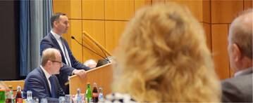 Trotz allem zeigte sich Gesch�ftsf�hrer Dr. Raffael Wesoly (am Mikrofon) krisenfest. Die Eigenkapitalquote liege immer noch stabil bei 89 Prozent.