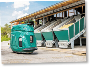 Der elektrische F�tterungsroboter F4500 f�hrt autonom und versorgt die K�he selbstt�tig mit Futter.