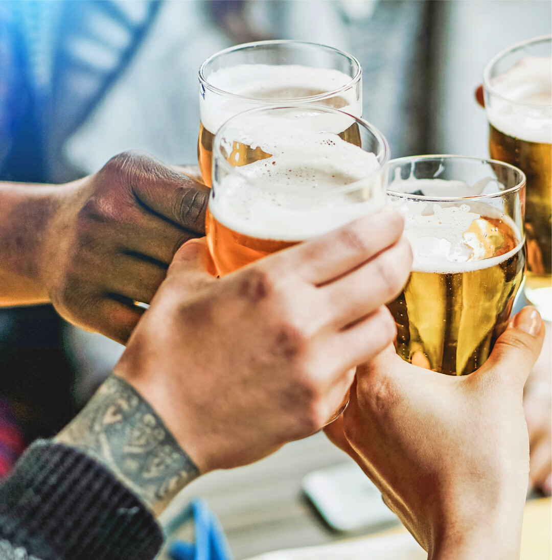 Berauschend. 10.000 Jahre Bier und Wein Bier und Wein  das sind Getr�nke mit einer facettenreichen Geschichte, die bereits vor rund 10.000 Jahren begann. In einer gro�enbeleuchtet das Landesmuseum W�rttemberg im Alten Schloss in Stuttgart das Thema des Trinkalkohols. Die Bedeutung von Bier und Wein f�r eine Gesellschaft ist nicht nur ein Ph�nomen der Gegenwart  ganz im Gegenteil: Die Herstellung von Alkohol ist seit der Steinzeit belegt und der Konsum alkoholischer Getr�nke zieht sich geradezu wie ein roter Faden durch die Kulturgeschichte. Die Gro�e Sonderausstellung spannt einen Bogen von der Steinzeit bis in die Gegenwart. Abgesehen von seiner kulturhistorischen Bedeutung handelt es sich bei Alkohol doch um ein Rauschmittel, das nicht nur Entspannung, Genuss und Ausgelassenheit, sondern erhebliche Gefahren mit sich bringt. Warum wirkt Alkohol zun�chst so positiv auf unser Gehirn und erzeugt Zufriedenheit, ein allgemeines Wohlgef�hl und eine erh�hte Kommunikationsbereitschaft? Und wie verh�lt es sich mit den als eher negativ empfundenen unmittelbaren Folgen wie Enthemmung, �belkeit und dem klassischen Kater"? In diesem Spannungsfeld geht die Ausstellung der Frage nach, warum wir �berhaupt ein solches Genuss- oder Rauschmittel zu uns nehmen, dessen negative Auswirkungen auf die Gesundheit, das pers�nliche Umfeld und die Gesellschaft im Ganzen immens sind. Abh�ngigkeit, Suchtpr�vention und Gesundheitskosten sind nur einige Schlagworte, die diese Problematik widerspiegeln. Die Ausstellung l�uft noch bis zum 30. April 2023. Sie ist dienstags bis freitags von 10 bis 17 Uhr und donnerstags bis 19 Uhr ge�ffnet. www.landesmuseum-stuttgart.de/berauschend.