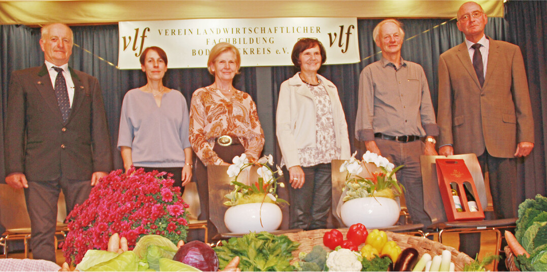 Endlich wieder ein Erntedankfest in Pr�senz: (v. l.) Lorenz Duelli, stellvertretender Vorsitzender im VLF Bodensee, Gesch�ftsf�hrerin Annette Huurdeman und die Geehrten Brigitte Sauter, Johanna K�bler sowie Hubert Junginger mit dem Vorsitzenden Anton M�ller.