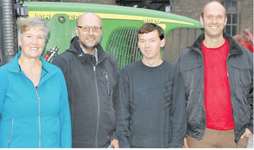 Vitalii Sergeev (2. v. r.) im Kreise seiner Gastfamilie (v.l.): Andrea und Karl M�ller sowie Karl-Michael M�ller.