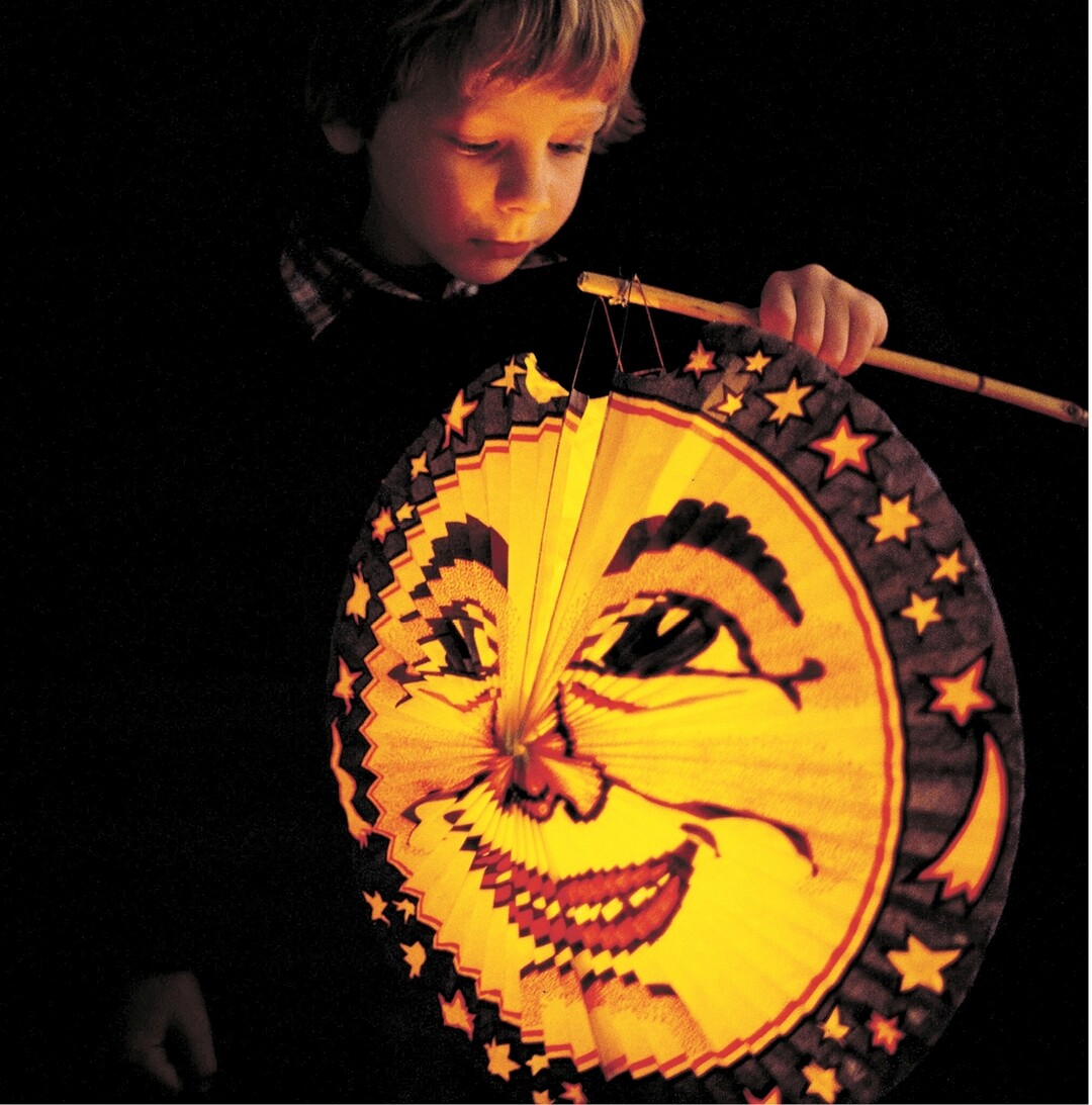 Wenn es am Samstag, dem 11. November, langsam dunkel wird, machen sich die Kinder aus dem L�ndle mit ihren Eltern auf den Weg zu den traditionellen Martinsumz�gen. In den Wochen davor wird eifrig an der eigenen Laterne gebastelt. Schlie�lich soll sie m�glichst hell und bunt leuchten beim gro�en Umzug. Haben Sie auch eine selbstgebastelte Laterne, die sie gerne zeigen m�chten? Auf www.facebook.com/bwagrarstuttgart k�nnen Sie einfach unter unserem Laternenbild ein Kommentar mit dem Bild ihrer eigenen Laterne posten. Wir sind gespannt!