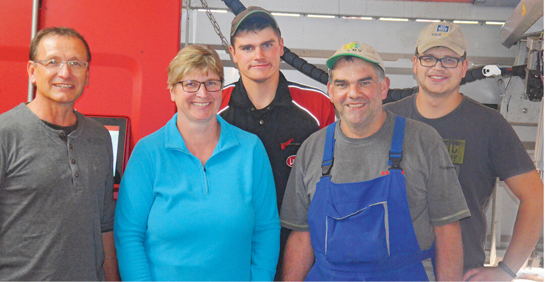 Familie W�rle freut sich �ber den neuen Melkroboter: Jutta und Harald W�rle mit den beiden S�hnen Maximilian und Daniel W�rle, links im Bild Energieberater K�nig.