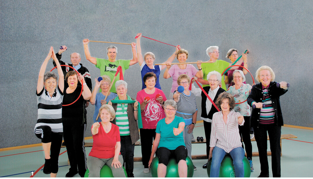 Osteoporose-Gymnastik mit Spa� und Schwung: Christel Schneider (2. R., 1. v. r.) und eine Trainingsgruppe stellen Hilfsmittel zum Muskelaufbautraining vor.