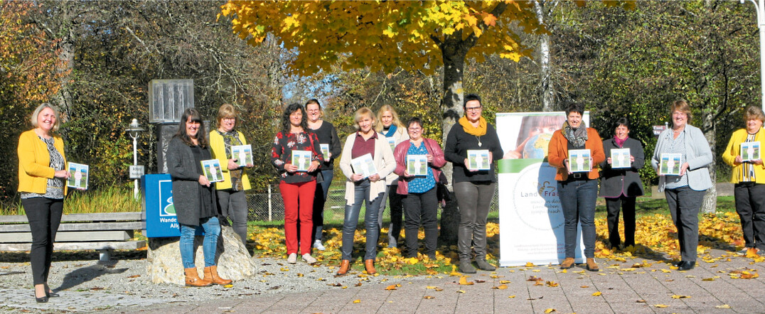 Die Landfrauen aus dem W�rttembergischen Allg�u pr�sentieren mit Alexandra Scherer (l.), der B�rgermeisterin von Bad Wurzach, ihr neu aufgelegtes Kochbuch.