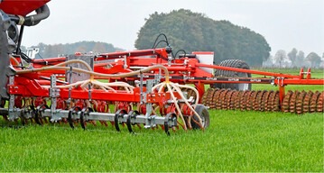 Zinkennachsaat mit dem Güttler Green Master 600 in einen wüchsigen Grasbestand.