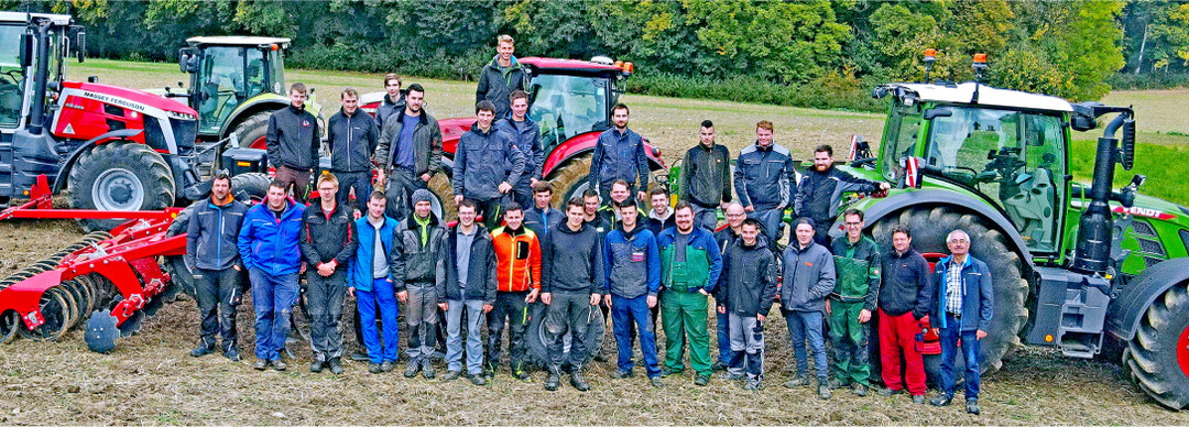 Den Landmaschinenmeistersch�lern aus Kirchheim/Teck standen auf dem Feldtag eine breite Maschinen- und Ger�tepalette zur Verf�gung.