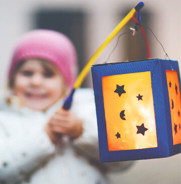 Licht f�r die Novembertage Rund um den 11. November finden in vielen Orten in Baden-W�rttemberg Laternenumz�ge zu Ehren des Heiligen Sankt Martin statt. Um seinem Todestag zu gedenken, finden seit vielen Jahren Lichterprozessionen statt. Der Legende nach teilte der Soldat Martin von Tours seinen Mantel mit einem bettelarmen Mann, der zu erfrieren drohte. In der gleichen Nacht erschien Martin dann im Traum Gottes Sohn, der die verschenkte Mantelh�lfte trug. Daraufhin hat er sein Leben Gott gewidmet. Eine andere Legende zur Geschichte des Laternenumzuges besagt, dass zum Beginn der Winterzeit die Vorratskammern der Gutsherren besonders gut gef�llt waren, weil der Zins der Bauern zu dieser Zeit f�llig wurde. Das wussten auch die Kinder, die umherzogen und an den Gutst�ren bettelten. Um den Weg besser zu finden, hatten sie Laternen dabei. rue