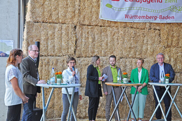 Simone Biermann, Hans-Benno Wichert, Sabine Kurtz, Anna Hollenbach (Landesvorsitzende der Landjugend W�rttemberg-Baden), Christian Leu, Marie-Luise Linckh und Martin Boschet sprachen am Tag des offenen Hofes �ber die Zukunft der Landwirtschaft.