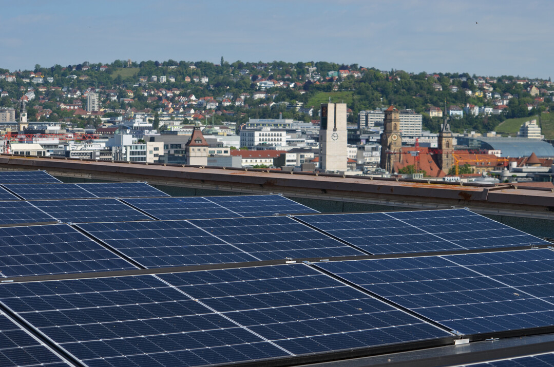 Mehr PV-Anlagen auf Dachflächen um landwirtschaftliche Flächen zu erhalten: Der Landesbauernverband in Baden-Württemberg geht selbst mit gutem Beispiel voran. Auf dem Dach der LBV-Geschäftsstelle in Stuttgart wurde eine Photovoltaikanlage mit einer Fläche von 480 qm installiert.
