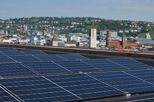 Mehr PV-Anlagen auf Dachfl�chen um landwirtschaftliche Fl�chen zu erhalten: Der Landesbauernverband in Baden-W�rttemberg geht selbst mit gutem Beispiel voran. Auf dem Dach der LBV-Gesch�ftsstelle in Stuttgart wurde eine Photovoltaikanlage mit einer Fl�che von 480 qm installiert.