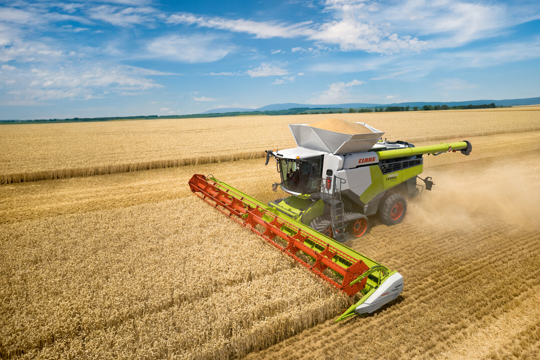 Der Lexion ist die leistungsstärkte Mähdrescherbaureihe von Claas. Für 2024 stellt sich Claas, einer der weltweit führenden Hersteller von Landtechnik, auf ein deutlich schwierigeres Marktumfeld ein, nach den hervorragenden Ergebnissen im abgelaufenen Geschäftsjahr.