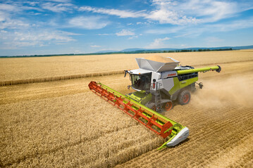 Der Lexion ist die leistungsst�rkte M�hdrescherbaureihe von Claas. F�r 2024 stellt sich Claas, einer der weltweit f�hrenden Hersteller von Landtechnik, auf ein deutlich schwierigeres Marktumfeld ein, nach den hervorragenden Ergebnissen im abgelaufenen Gesch�ftsjahr.