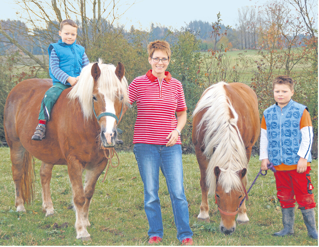 Charlotte Landes aus Kre�berg-Waldtann ist seit zehn Jahren Leiterin des elterlichen Betriebs mit Ackerbau und Schweinemast, den sie gemeinsam mit Vater und Mutter bewirtschaftet. Ehrenamtlich engagiert sie sich als Vorsitzende des Maschinen- und Betriebshilfsring e. V. Crailsheim. Charlotte Landes, hier mit den S�hnen Moritz (l.) und Patrick, ist eine der f�r die Studie an der Universit�t Hohenheim interviewten 30 Betriebsleiterinnen.