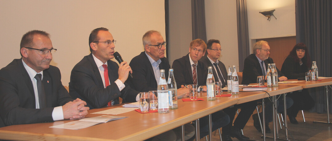 F�nf M�nner und eine Frau sa�en bei der LBV-Veranstaltung als G�ste auf dem Podium, von links: Metzgermeister R�diger Pyck vom Landesinnungsverband des Fleischerhandwerks Baden-W�rttemberg, Ulmer Fleisch-Gesch�ftsf�hrer Rolf Michelberger, Rewe-Manager Dr. Ludger Breloh, Moderator und LBV-Marktreferent Marco Eberle, Dr. Andreas Randt vom Tiergesundheitsdienst Bayern, Dr. Heinz Schweer vom niederl�ndischen Fleischvermarkter Vion und Prof. Dr. Ulrike Weiler vom Institut f�r Nutztierwissenschaften der Uni Hohenheim. 