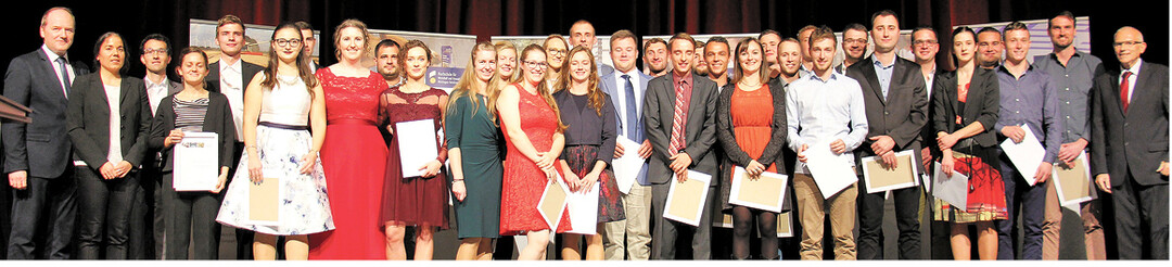 Die Absolventinnen und Absolventen des Studiengangs Agrarwirtschaft mit den Preis-Stiftern und Professoren.