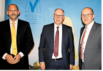 Den neuen Ministerialdirektor im MLR, Dr. Konrad R�hl, konnten der Vorstandsvorsitzende der beiden Vereine, Manfred Olbrich (rechts), und Gesch�ftsf�hrer Dr. Markus Albrecht (links) als Gastredner auf der Mitgliederversammlung begr��en. R�hl, der selbst von einem landwirtschaftlichen Betrieb kommt, sicherte der Branche seine Unterst�tzung zu: Ich glaube zu wissen, wo bei Ihnen der Schuh dr�ckt".