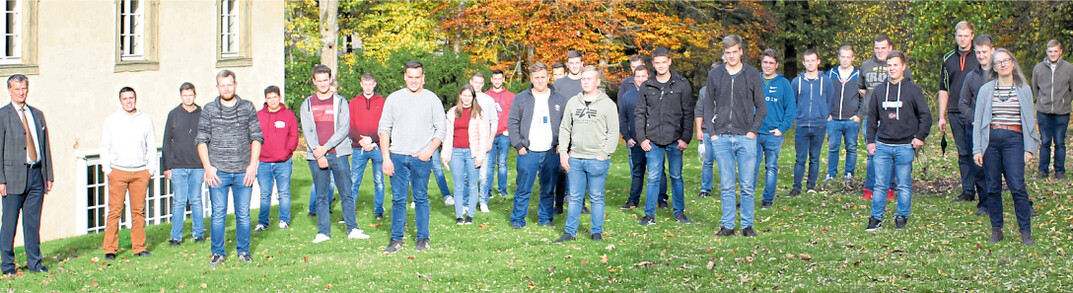 Die neue Fachschulklasse mit Klassenlehrerin Christine Heinke (r.) und Schulleiter Dr. Peter Gr�n (l.).