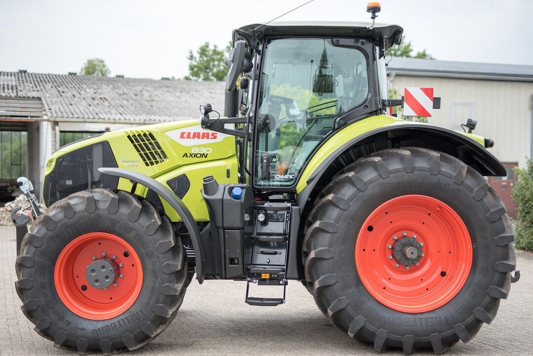 Claas Axion 830 CMATIC: Stärken: Kühlerreinigung, Kupplung Hydraulikschläuche, leise Kabine, Werkzeugkasten, Kühlfach. Schwächen: Dieselverbrauch Zapfwelle, Motoröl nachfüllen, Vorbaumaß, Halterung Oberlenker Heck/Front, Sicht auf Fangkupplungen vorne