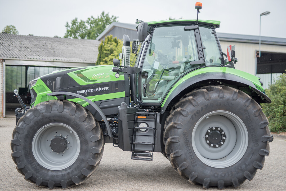 Stärken: Dieselverbrauch Zapfwelle, Kühlerreinigung, Nutzlast, Leistung Heizung und Klimaanlage, Kabeldurchführung. Schwächen: Dieselverbrauch Transportfahrten, Hydraulikölkontrolle, hydraulische Ölmenge für Arbeitsgeräte, Lautstärke Kabine, Kabinenfilterwechsel