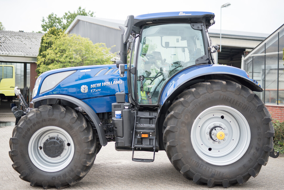 New Holland T7.270 AutoCommand: Stärken: Dieselverbrauch Zapfwelle, Tanken – Diesel und AdBlue, Nutzlast, Wendekreis, Beifahrersitz. Schwächen: Hydraulikölkontrolle und Einfüllen, Höhe Luftdruckanschlüsse, Ablagefächer, Übersichtlichkeit Terminal, Sicht auf Fangkupplungen vorne.