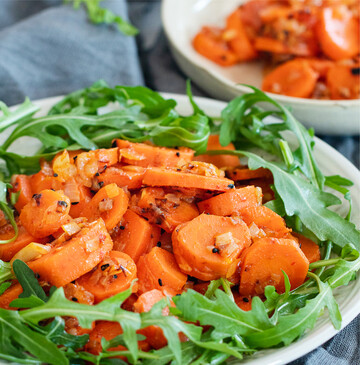 Auberginenr�llchen mit Granatapfelso�e Zutaten 2 Auberginen 60 g Waln�sse 1 kleine Knoblauchzehe 0,5 TL Wei�weinessig 0,25 TL Currypulver 0,25 gemahlener Koriander frische Granatapfelkerne und Korianderbl�tter sowie etwas Oliven�l. F�r die Granatapfelso�e: 40 ml Granatapfelsirup 40 ml Tahin 40 ml Oliven�l Zubereitung Backofen auf 190 °C Ober-/Unterhitze vorheizen. Ein bis zwei Backbleche mit Backpapier belegen. Auberginen schr�g in etwa 8 mm dicke Scheiben schneiden. Auf einem Backblech verteilen und mit Oliven�l bepinseln. 50 bis 60 Minuten backen. Die Auberginen sollten nicht zu dunkel werden, sondern goldbraun, weich und durchgegart. Dann aus dem Ofen nehmen und etwas abk�hlen lassen. Walnusskerne mit Knoblauch, Essig, Currypulver, Koriander und 30 ml gekochtem Wasser mixen. 1 TL der Walnusspaste auf die kurze Seite einer Auberginenscheibe setzen und aufrollen. R�llchen auf das offene Ende setzen, damit es nicht wieder aufgeht. So nach und nach alle Auberginenscheiben vorbereiten. Auberginenr�llchen auf einer Platte anrichten. Korianderbl�tter waschen und abzupfen. F�r die Granatapfelsauce den Sirup mit Tahin und Oliven�l vermischen. Auberginenr�llchen mit Dressing �berziehen und Korianderbl�ttern garnieren. Granatapfelkerne dar�ber geben und genie�en. Isabelle Arndt Weitere Rezepte aus dem Nahen Osten finden Sie auf Seite 32.