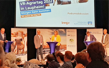 Die Teilnehmer der Podiumsdiskussion blickten auf volle Reihen und gut gelaunte Zuh�rer. Ein Online-Umfrageportal erm�glichte die direkte Interaktion des Publikums mit den Rednern.